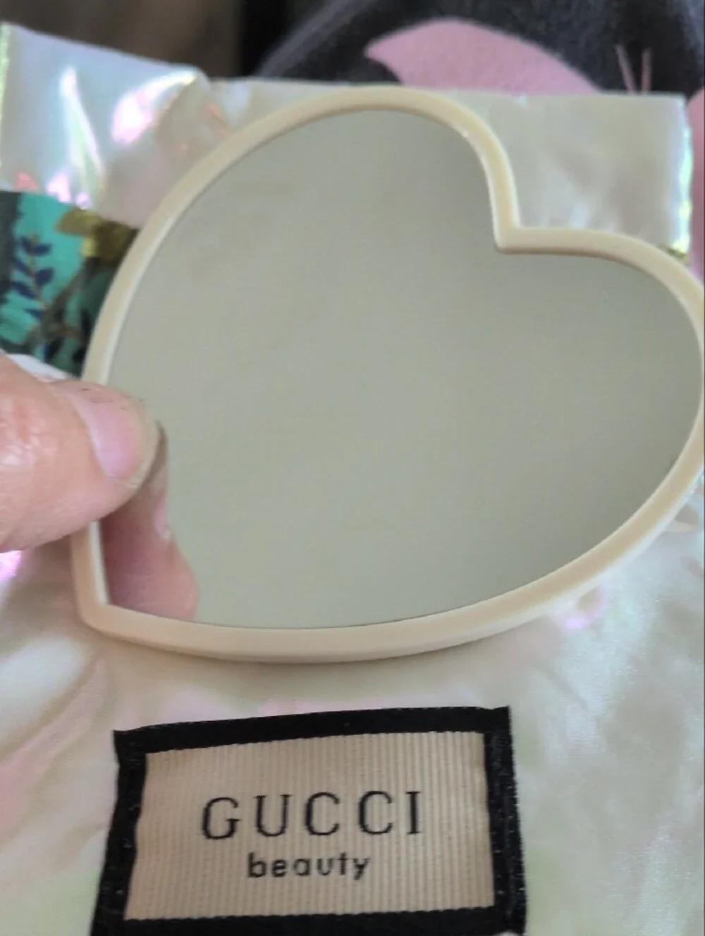 Gucci beauty heart compact with iridescent floral pouch - cream & iridescent